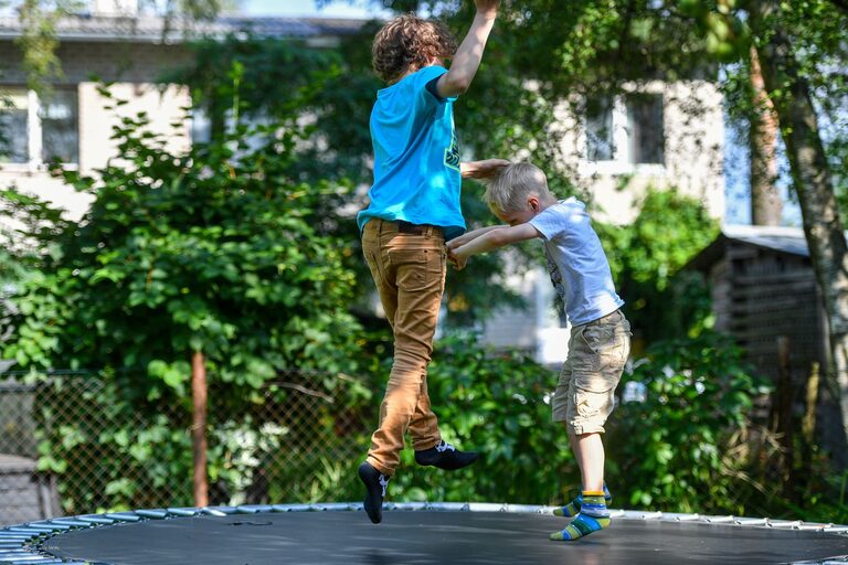 Modalități simple de a adăuga mai multă mișcare în rutina zilnică
